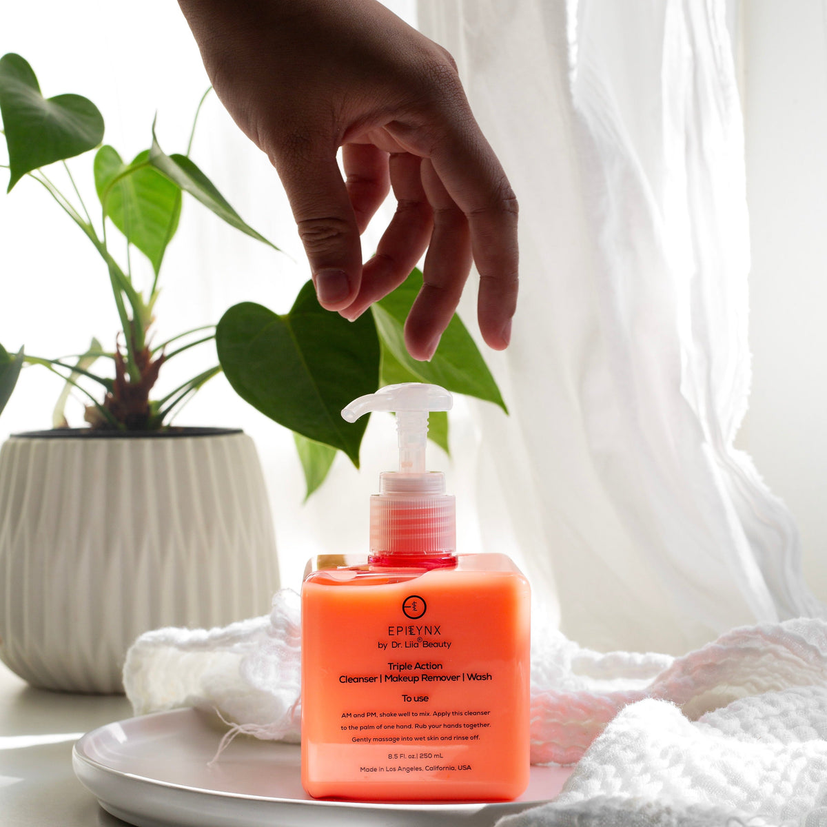 Hydrating Face Wash for Sensitive, Dry Skin — image 5